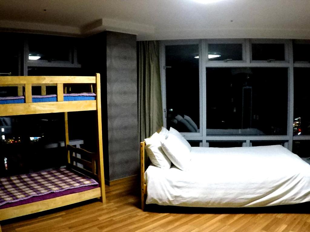 Postel nebo postele na pokoji v ubytování Busan Popcorn Hostel