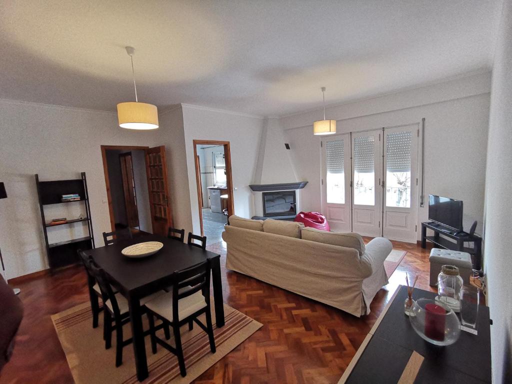 een woonkamer met een bank en een tafel bij Apartamento Vila Nova in Ponta Delgada