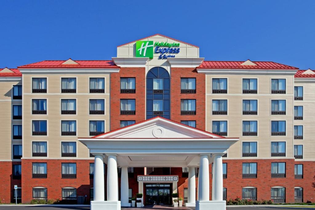 Holiday Inn Express & Suites Albany Airport Area - Latham, an IHG Hotel في لاثام: فندق ذو مبنى كبير مع فندق