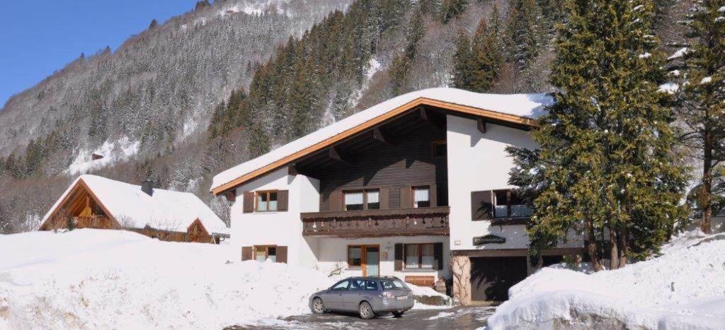 ein Gebäude mit einem Auto im Schnee in der Unterkunft Pfeifer Birgitt in Sankt Gallenkirch