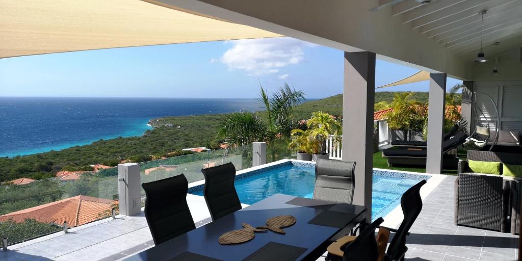 Uma vista da piscina em Great View Villa Galant Curaçao ou nos arredores