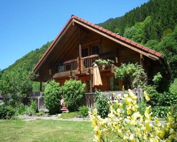 Casa de madera con balcón en un patio en Pfeifer Veronika, en Sankt Gallenkirch