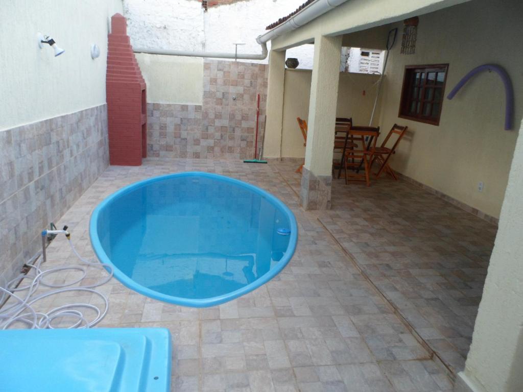una gran bañera azul en medio de un patio en Lar Doce Mar, en Pipa