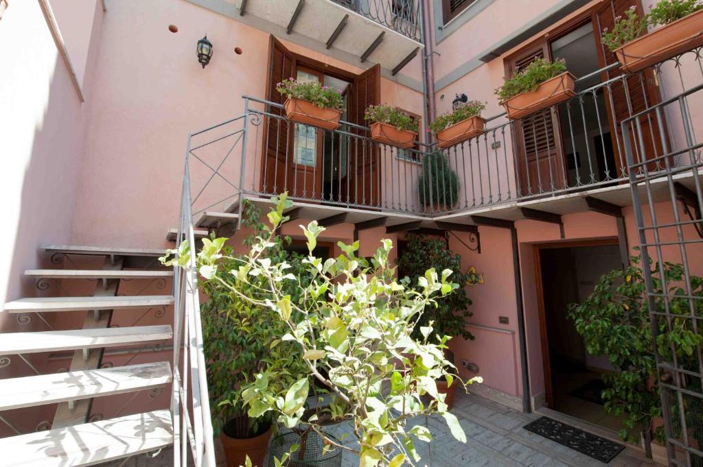 un condominio con piante in vaso sui balconi di Residence Il Capo a Palermo