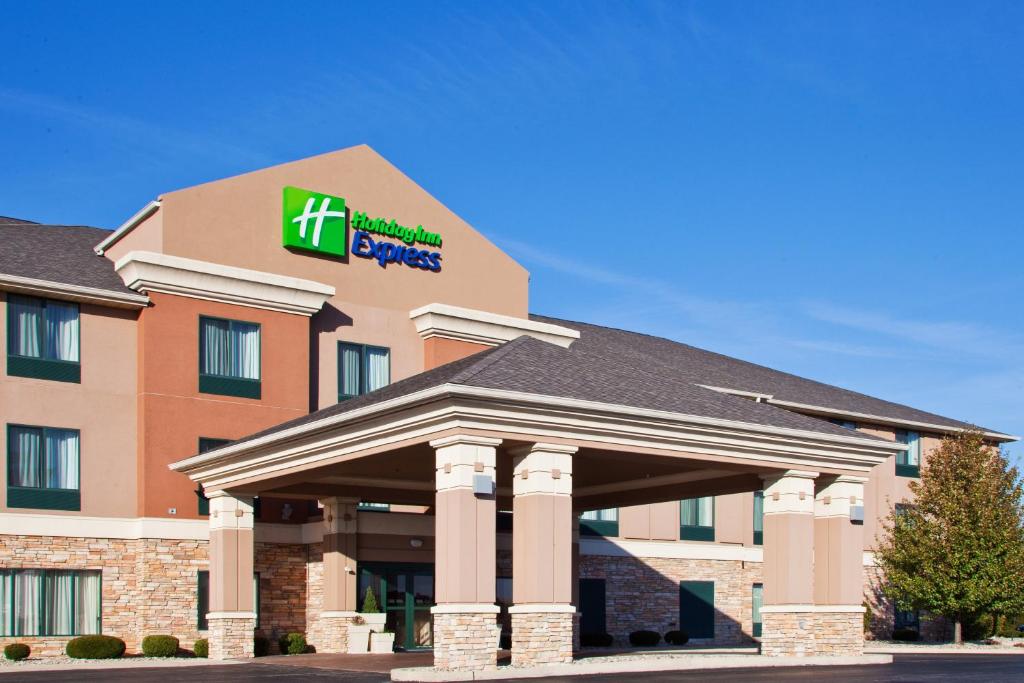 a front view of a hotel at Holiday Inn Express Gas City, an IHG Hotel in Gas City