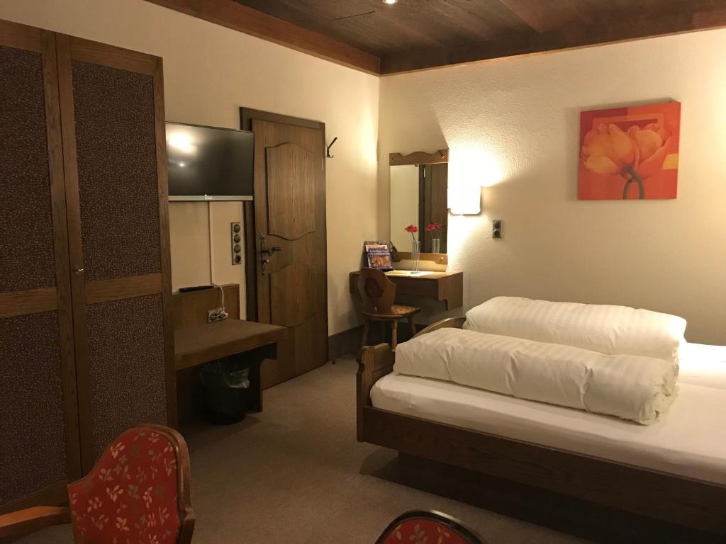 Postel nebo postele na pokoji v ubytování Gasthof & Hotel Goldener Hirsch