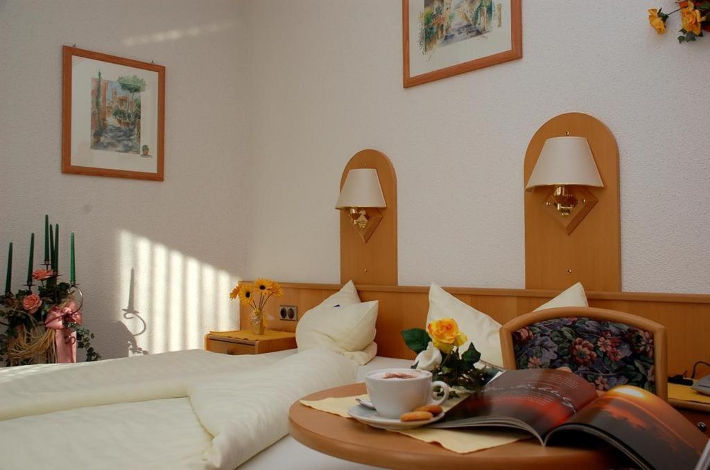 Postel nebo postele na pokoji v ubytování Gasthof & Hotel Goldener Hirsch