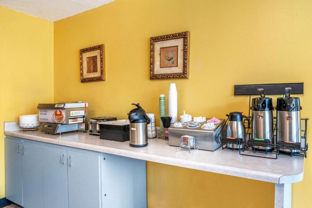 Příslušenství pro přípravu čaje a kávy v ubytování Econo Lodge near Missouri University of Science and Technology