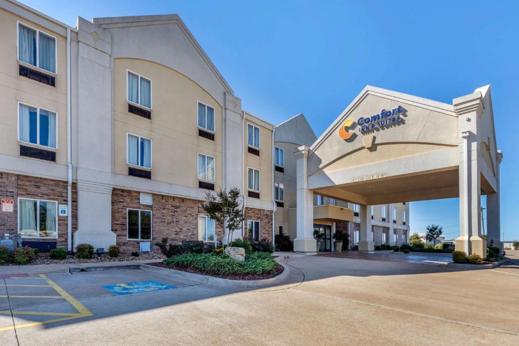 a rendering of a hotel with the front of the building at Comfort Inn & Suites Perry I-35 in Perry