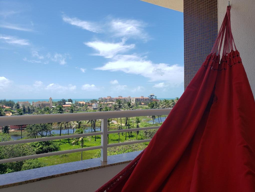 hamaca roja en el balcón con vistas en SAN GIACOMO I Apartamentos por Temporada para amigos, famílias e empresas no Porto das Dunas - Ceará en Aquiraz