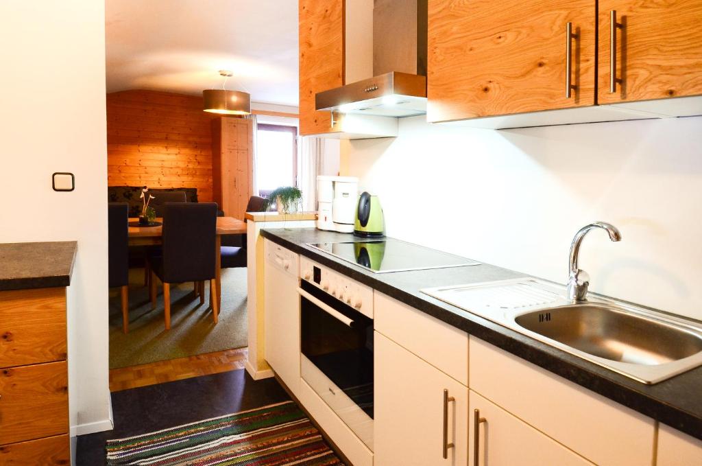Kuchyň nebo kuchyňský kout v ubytování Ferienhaus Schnitzhof