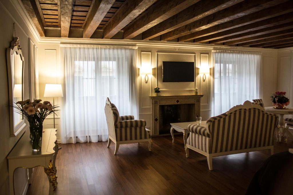 Televízia a/alebo spoločenská miestnosť v ubytovaní Cavour44 - Palazzo Canossa