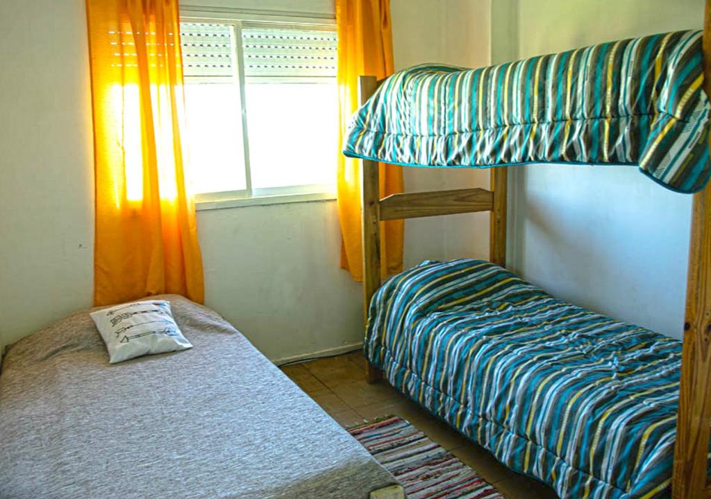 sypialnia z 2 łóżkami piętrowymi i oknem w obiekcie AMANECER Rent Apart - Tú Hogar! Amplio y Luminoso con Desayuno w mieście Junín