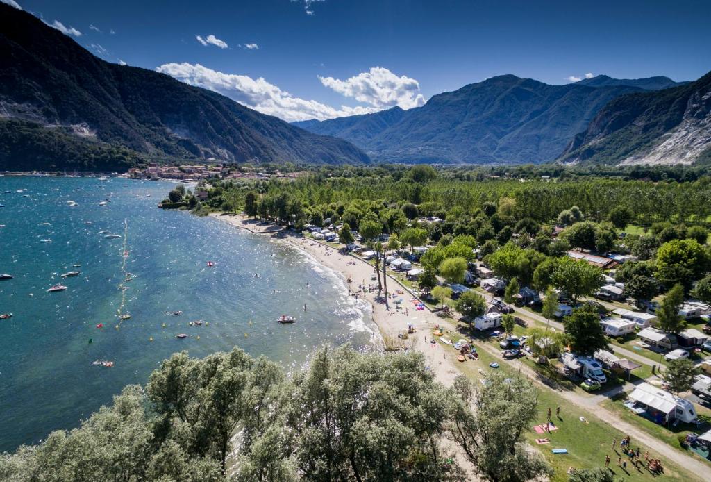 z góry widok na plażę z ludźmi w wodzie w obiekcie Campeggio Conca D'Oro w mieście Baveno