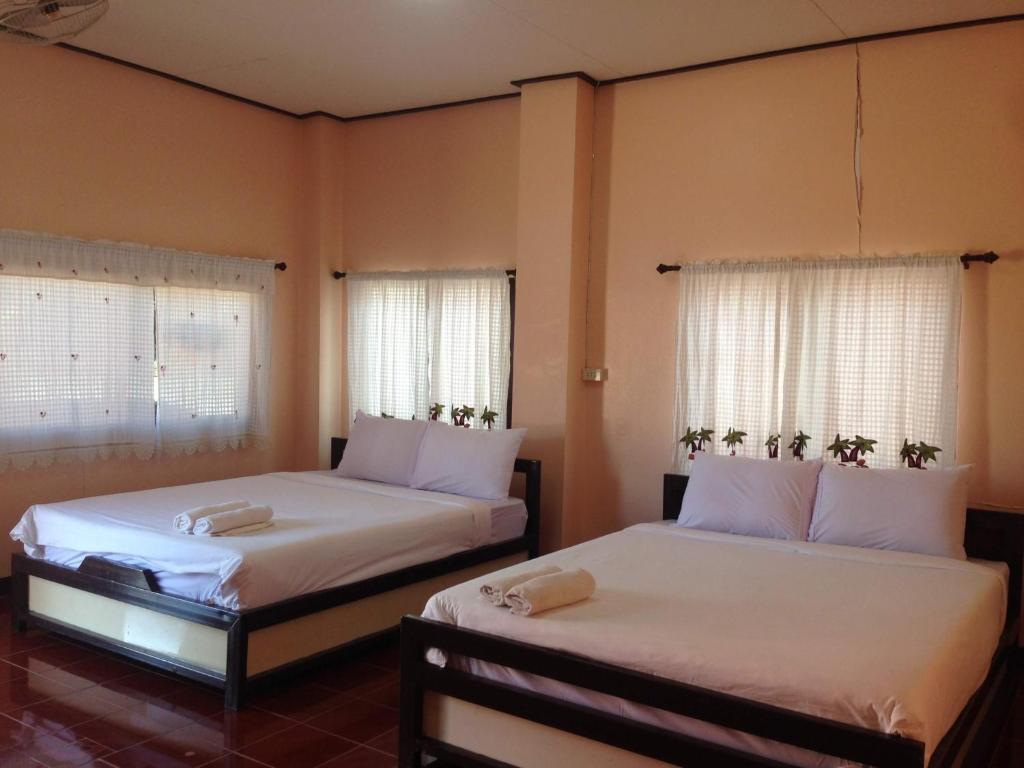 โพธิ์ทองริมทุ่ง Pothong Rimtung Hotel - Economy Quadruple Room - Fan