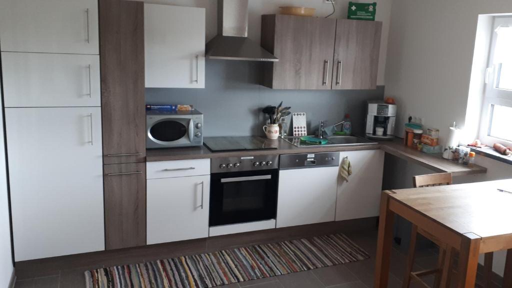 Kuchyň nebo kuchyňský kout v ubytování Privatzimmer Popp-Hessenauer
