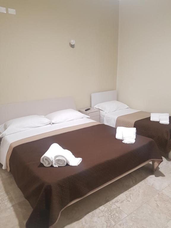 Łóżko lub łóżka w pokoju w obiekcie Hotel Emmy