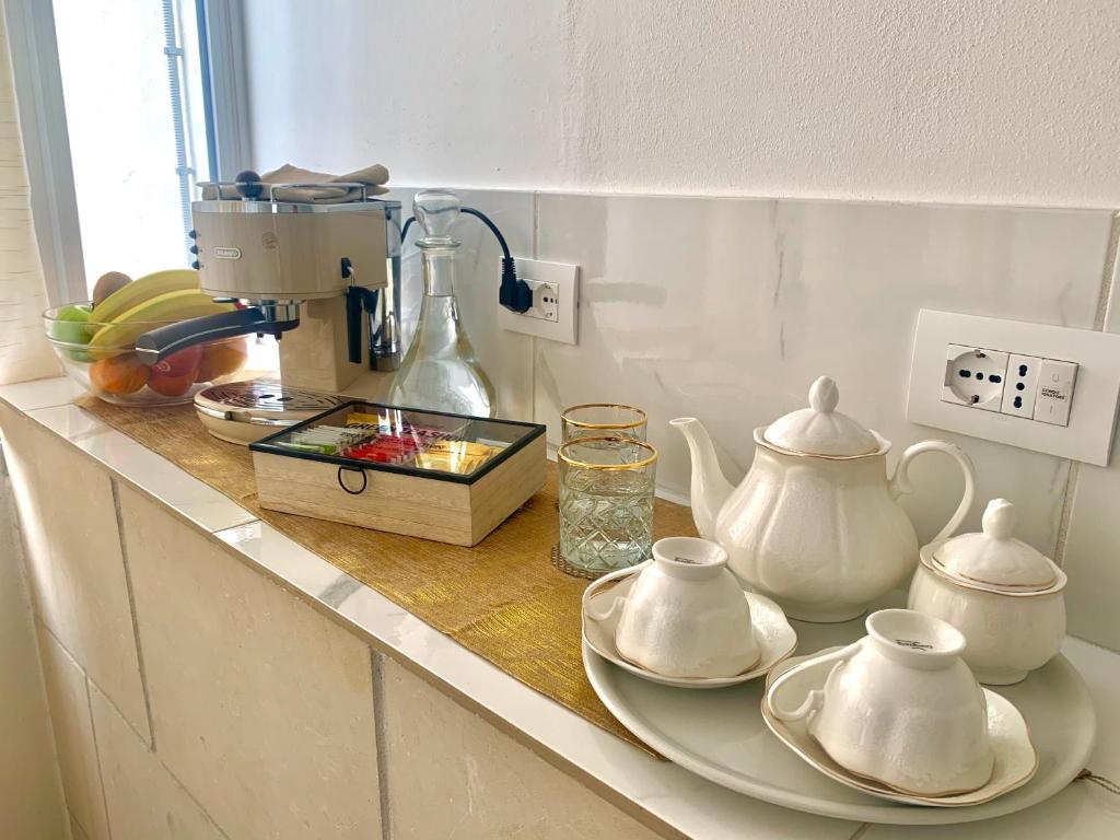 Příslušenství pro přípravu čaje a kávy v ubytování Dimora San Biagio Suites&Apartment