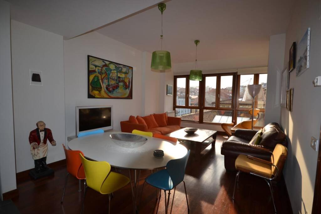ein Wohnzimmer mit einem Tisch und Stühlen in der Unterkunft El Mirador de Oviedo in Oviedo