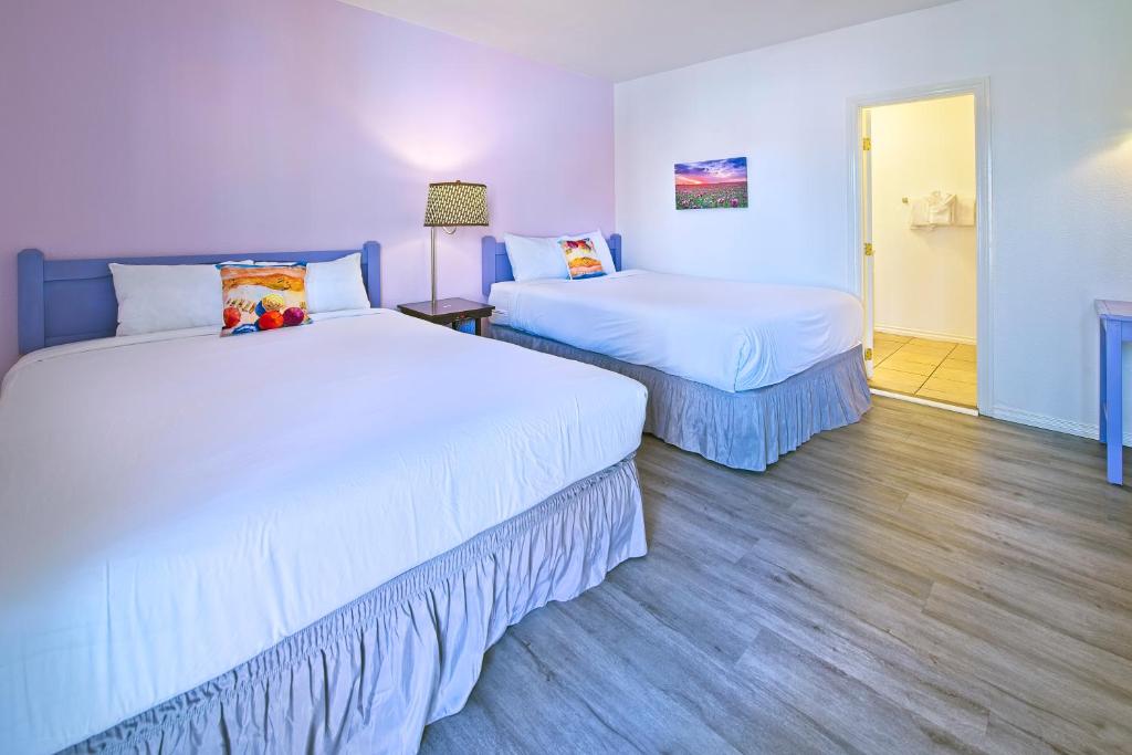 Postel nebo postele na pokoji v ubytování Inn at Palm Springs
