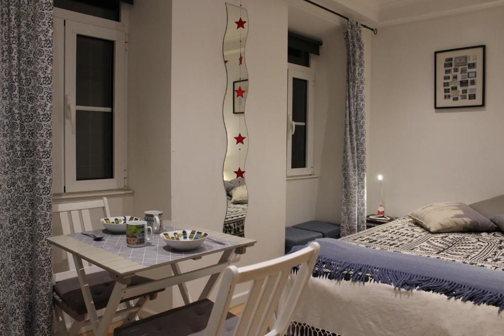 - une chambre avec un lit, une table et des chaises dans l'établissement Apartamento Sapato, à Lisbonne