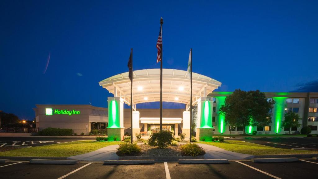 un edificio con luci verdi davanti di Holiday Inn Greenville, an IHG Hotel a Greenville