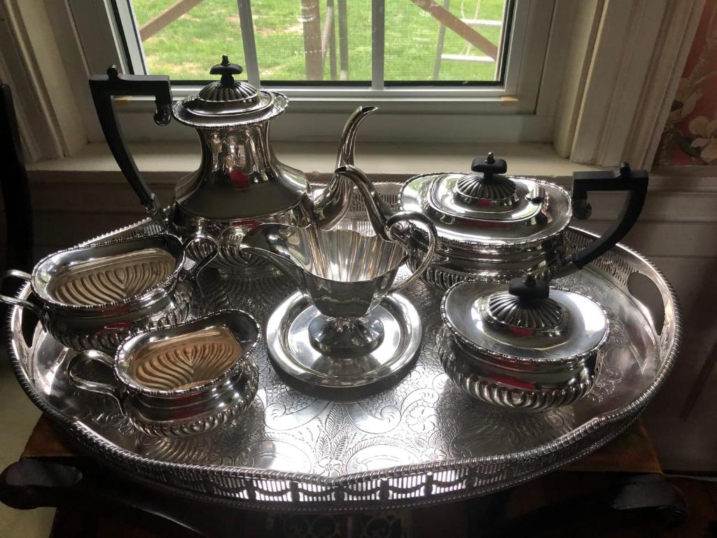 Příslušenství pro přípravu čaje a kávy v ubytování Silvershell Inn