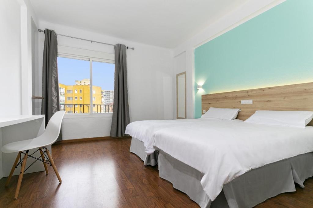 Posteľ alebo postele v izbe v ubytovaní Hotel Torremolinos Centro by Croma