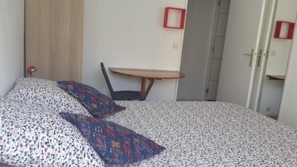 Chambre 1 PERSONNE et STUDIO 1 personne Avec Entrée Libre et Salle de Bain Privée - Habitación Individual Con Balcón