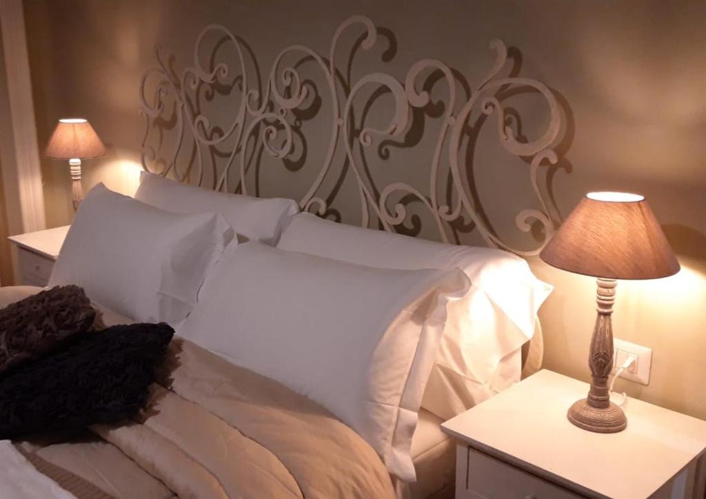 A bed or beds in a room at Vittoria Suite Milano