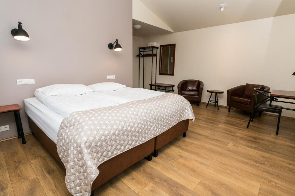 Rúm í herbergi á Hotel Langaholt