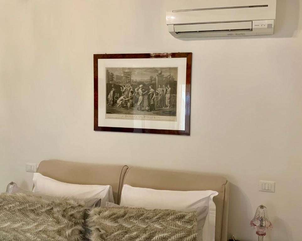 een slaapkamer met een foto aan de muur en een bed bij B&B Fortuny in Venetië