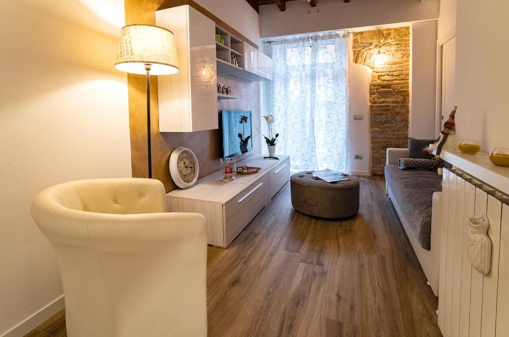 - un salon avec un canapé et une table dans l'établissement Carrara Deluxe Home, à Bergame