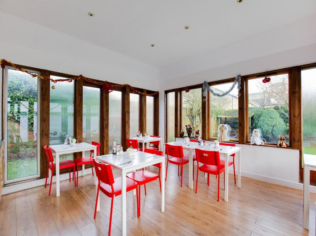 Um restaurante ou outro lugar para comer em Lost Guest House Peterhead