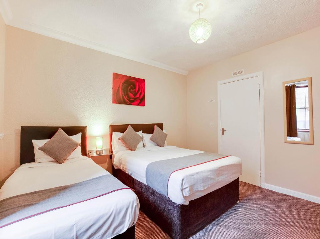 Uma cama ou camas num quarto em Lost Guest House Peterhead