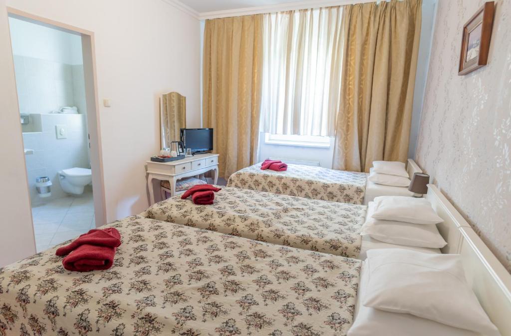 A bed or beds in a room at Walzer Hotel