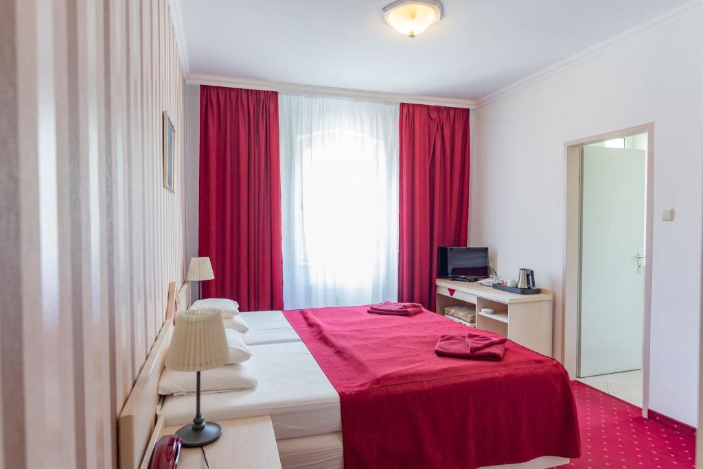 A television and/or entertainment centre at Walzer Hotel