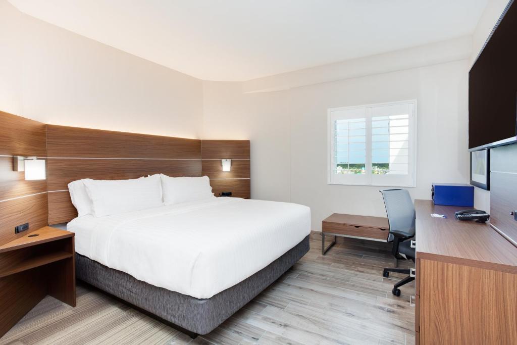 Holiday Inn Express & Suites Panama City Beach Beachfront, an IHG Hotel - King Room - Disability Access