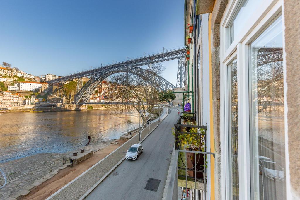 una ventana de un edificio con vistas a un puente en YOUROPO - Ribeira Gaia, en Vila Nova de Gaia