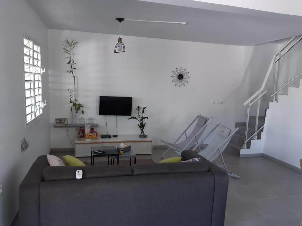 TV a/nebo společenská místnost v ubytování CARIB'PALMA