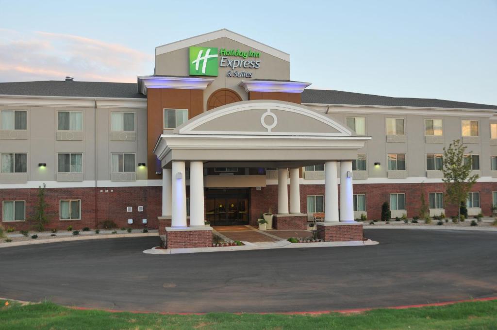 una vista frontal de un hotel con un edificio en Holiday Inn Express & Suites Clinton, an IHG Hotel, en Clinton