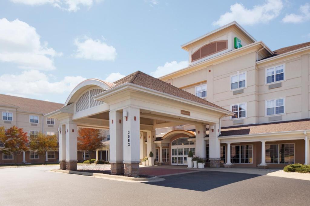 una representación de un hotel con un gran edificio en Holiday Inn Grand Rapids-Airport, an IHG Hotel en Grand Rapids