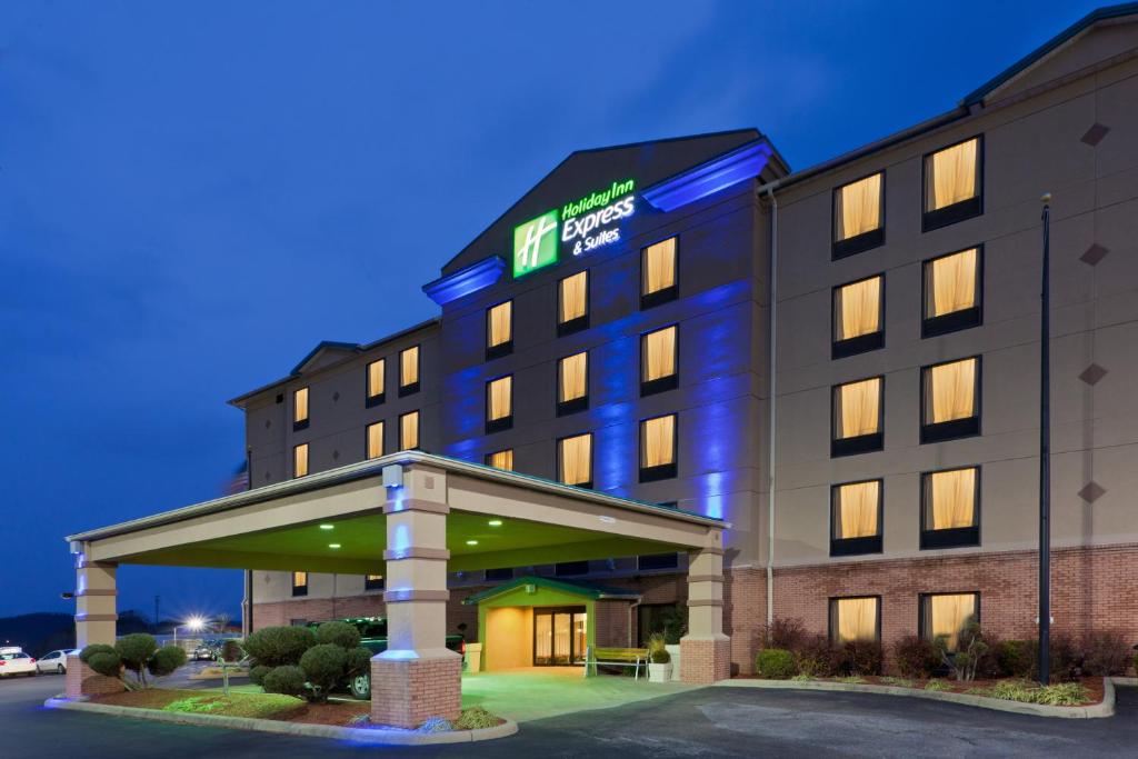 una imagen de un hotel con un edificio iluminado en Holiday Inn Express Hotel & Suites Charleston-Southridge, an IHG Hotel, en Charleston