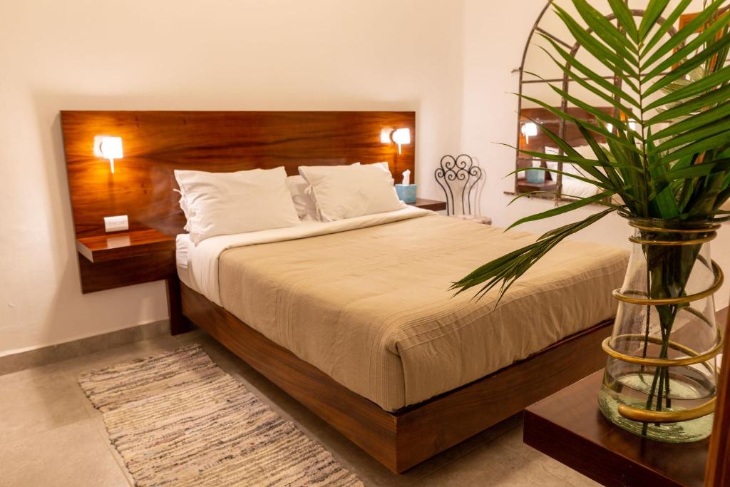 Postel nebo postele na pokoji v ubytování Plaza Chapala Hotel