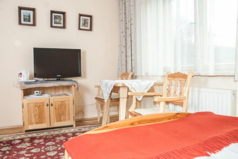 Televízia a/alebo spoločenská miestnosť v ubytovaní Willa Pod Nosalem II