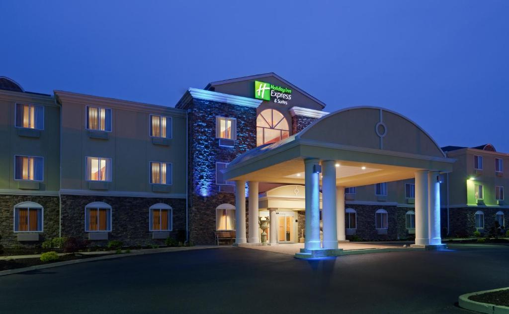 um hotel com um gazebo em frente a um edifício em Holiday Inn Express Hotel & Suites Swansea, an IHG Hotel em Swansea