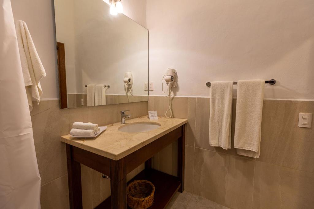 Koupelna v ubytování Plaza Chapala Hotel