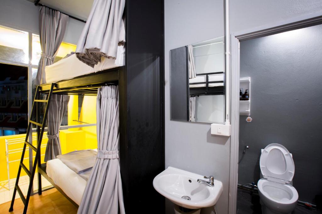 łazienka z łóżkiem piętrowym, toaletą i umywalką w obiekcie Beehive Phuket Old Town Hostel w Phuket
