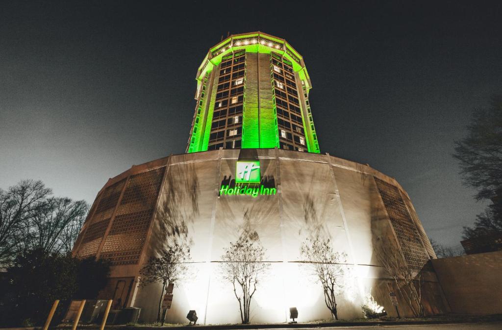 un edificio con luz verde encima en Holiday Inn Raleigh Downtown, an IHG Hotel en Raleigh