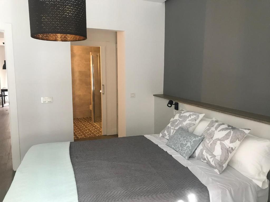 A bed or beds in a room at Apartamentos DUKE